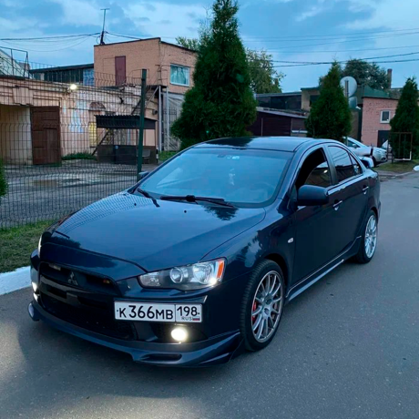 Подиум номера "EVO" №1 (прямой, шагрень, дорестайлинг) для Mitsubishi Lancer 10 (2007-2010) купить недорого с доставкой в Архангельск